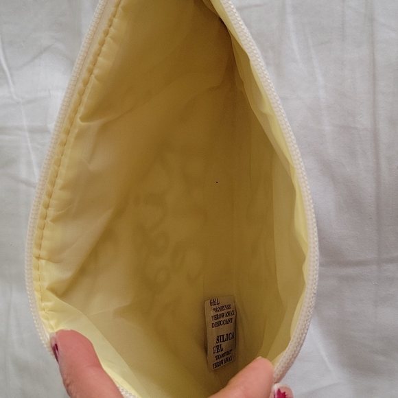 "So Kiss Me" make up bag clutch, NWT💗🎉🎊 - Picture 6 of 8